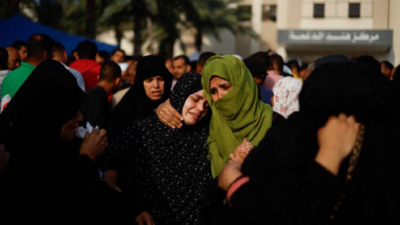Familiares de palestinos muertos, en medio del conflicto en curso entre Israel y el grupo islamista palestino Hamás.