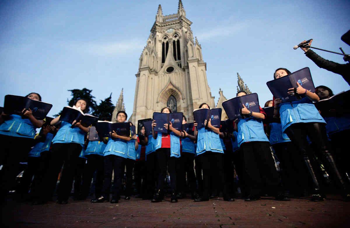 En el parque de Lourdes de Bogotá se concentraron un grupo de personas para protestar por el asesinato de Yuliana.  Foto: Álvaro Tavera / SEMANA