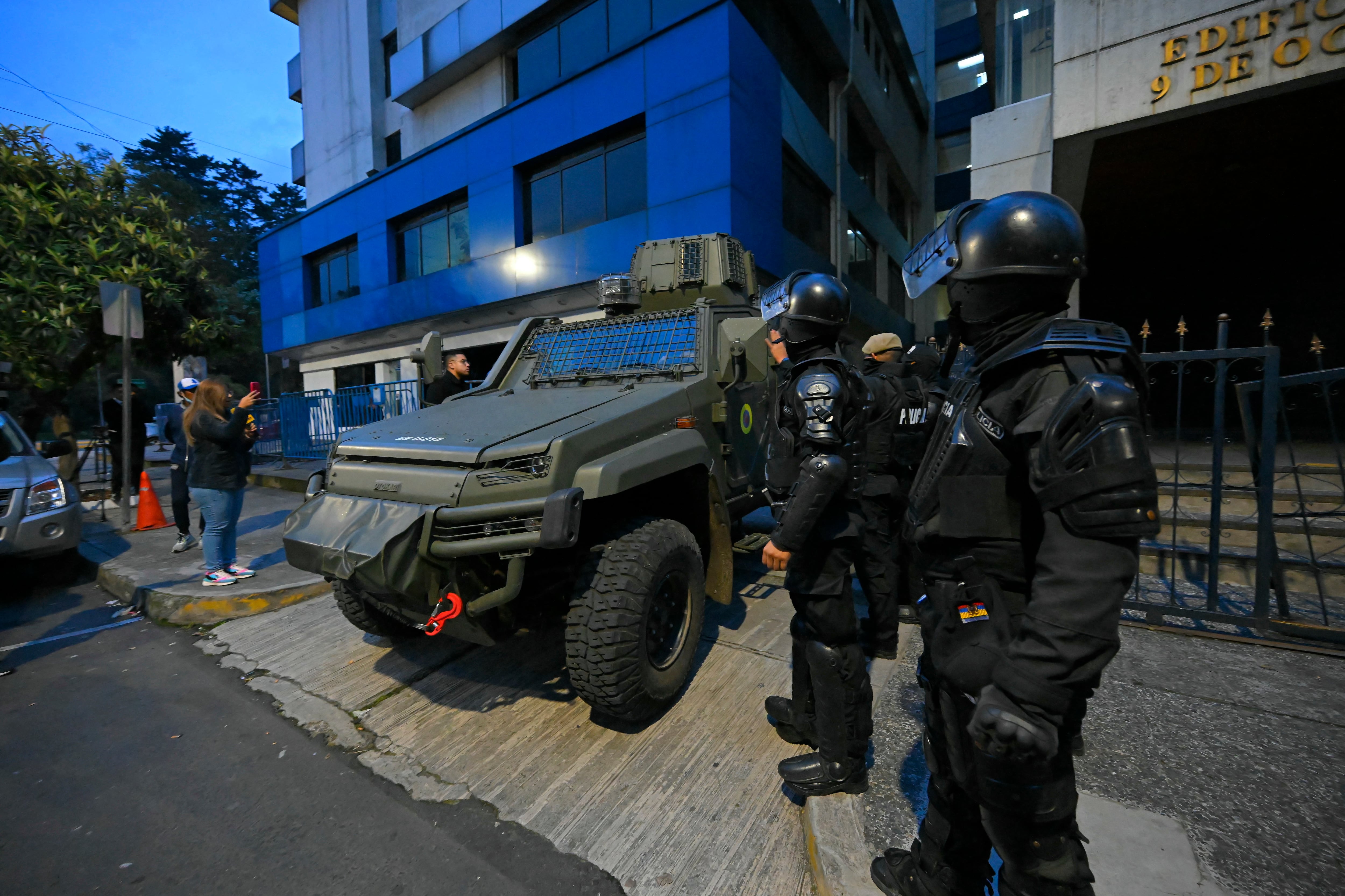 Fuerzas ecuatorianas irrumpieron en la embajada de México en Quito para detener al exvicepresidente Jorge Glas.