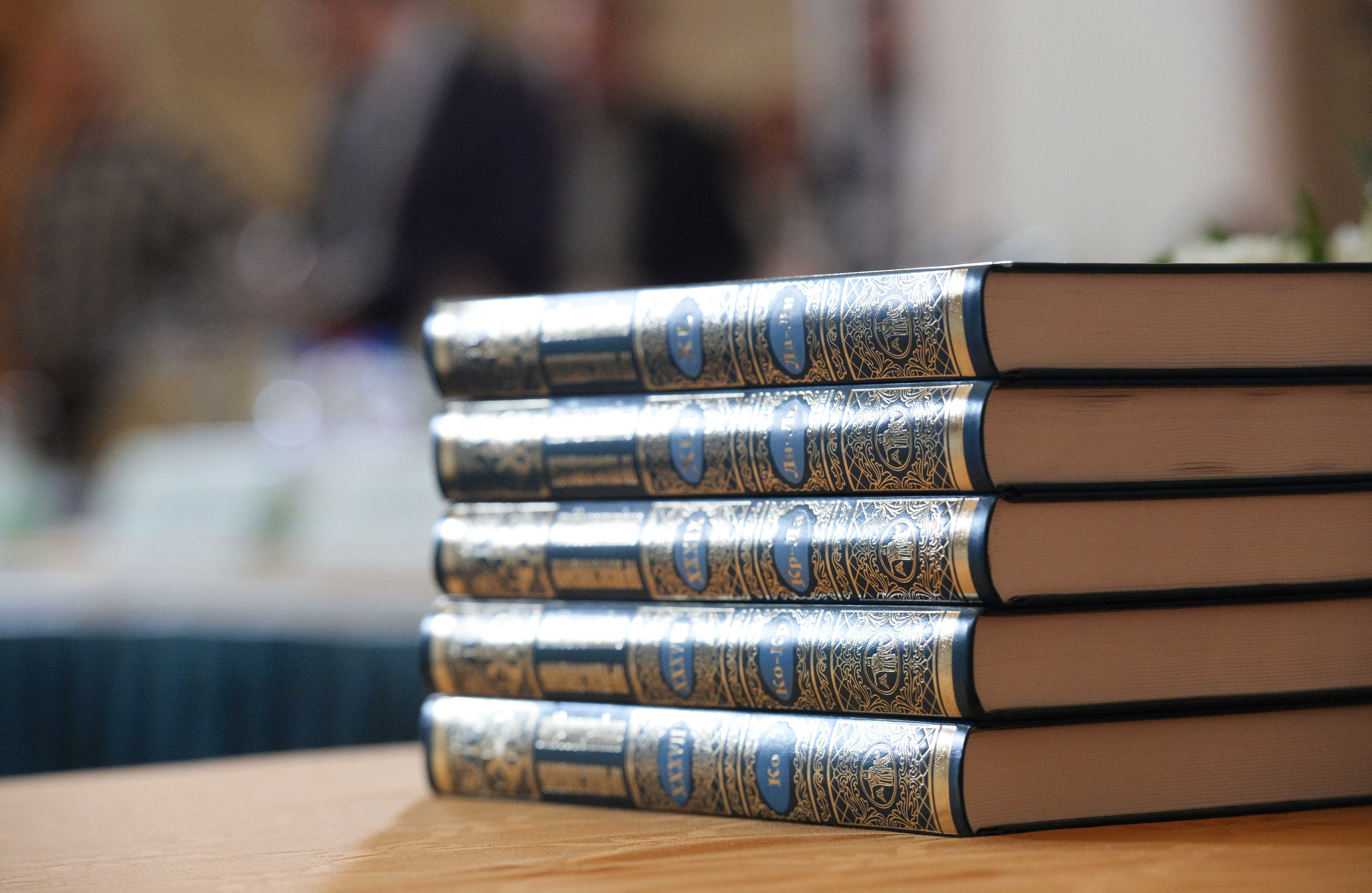 11. La enciclopedia/diccionario. “Cuando tenga una duda, búsquela en la Enciclopedia Británica”, decía un aviso de 1913. Por eso, hasta los años noventa, en toda casa había una o dos para aclarar datos, hacer tareas y consultar temas. Pero su popularidad decayó con la llegada de internet y con proyectos colaborativos como Wikipedia, que en 2001 lanzaron Jimmy Wales y Larry Sanger. Hoy, según Nature, esta enciclopedia virtual es tan precisa como la Británica y mucho más extensa. Así las cosas, ¿para qué tener una enciclopedia si todas las dudas se resuelven con Google? Lo mismo se puede decir de los diccionarios impresos.