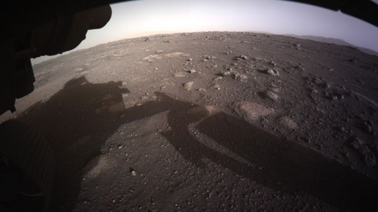 La primera imagen a color de la superficie de Marte enviada por Perseverance. BBC - NASA
