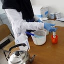 Un funcionario de salud prepara fórmula infantil mientras niños yemeníes reciben tratamiento contra la desnutrición con recursos limitados en la Unidad de Lucha contra la Desnutrición del Hospital Sabeen en Sanaa, Yemen, el 17 de abril de 2022 (Foto de Mohammed Hamoud/Agencia Anadolu vía Getty Images)