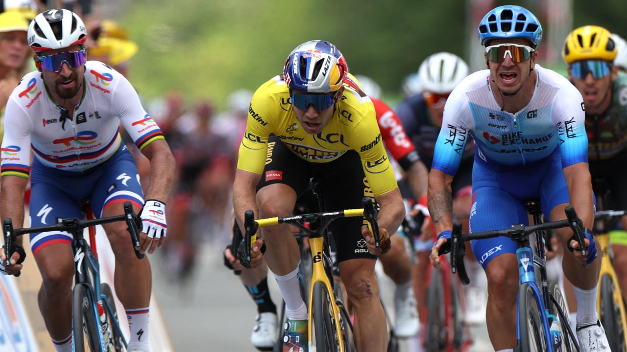 Dylan Groenewegen ganó por un escaso márgen sobre Wout Van Aert