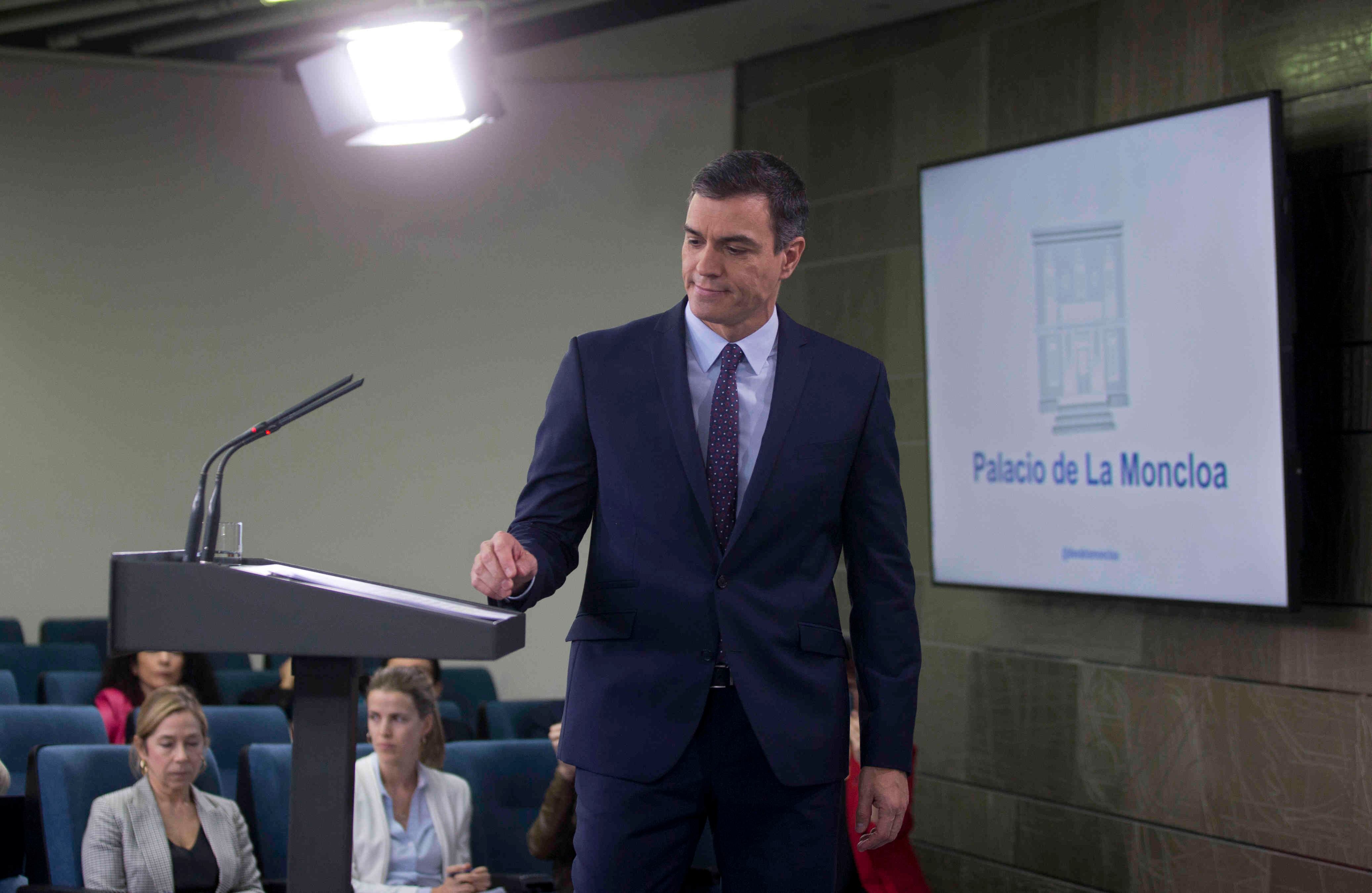 El primer ministro de España, Pedro Sánchez, se prepara para dar un discurso acerca de la situación con los independentistas en el Palacio Moncloa de Madrid. Foto: AP. 