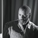 Frances McDormand y Denzel Washington suman seis premios Óscar entre ambos (cuatro de ella, tres a mejor actriz), y entregan una interpretación fiel a la palabra del escritor, excepto en la edad original de sus personajes. Macbeth y lady Macbeth pierden la razón por cuenta de su codicia.