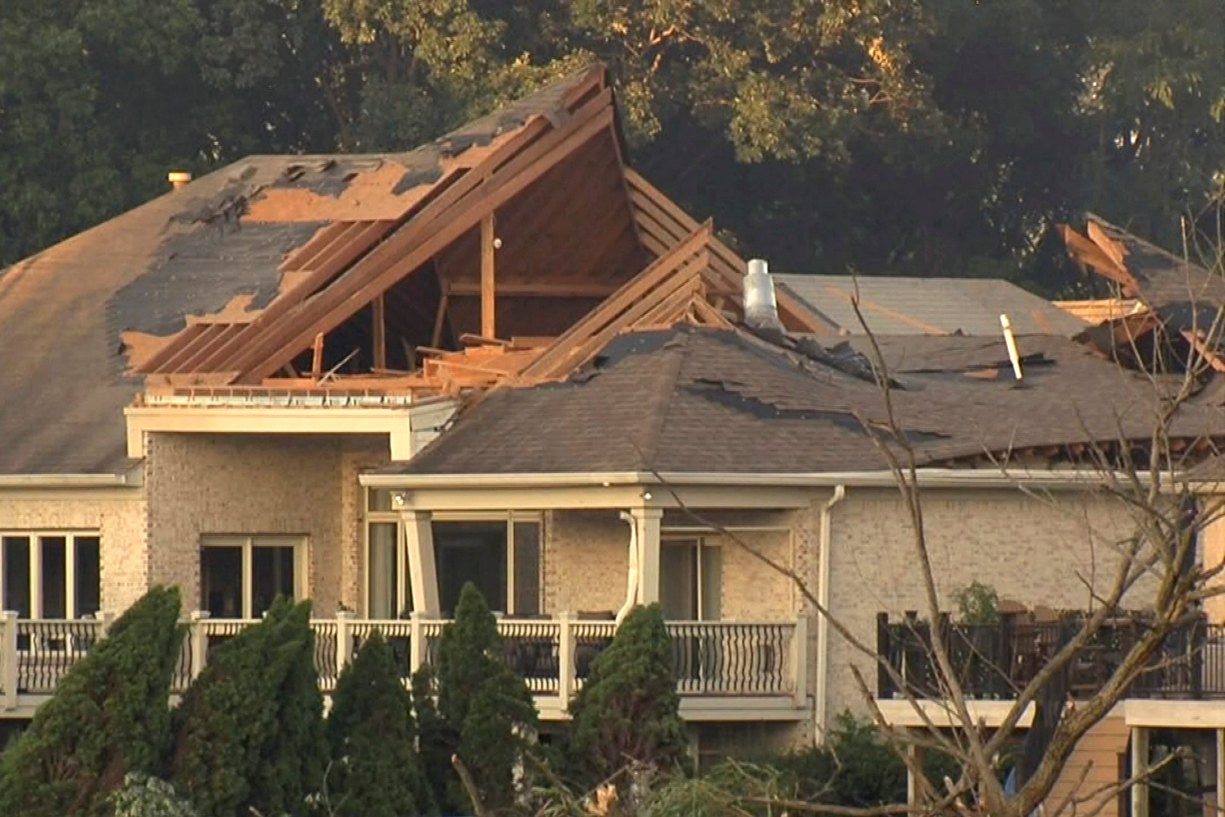 En esta imagen tomada de un video, el techo de una casa está gravemente dañado después de que un tornado azotara el domingo 25 de junio de 2023 en el condado de Johnson