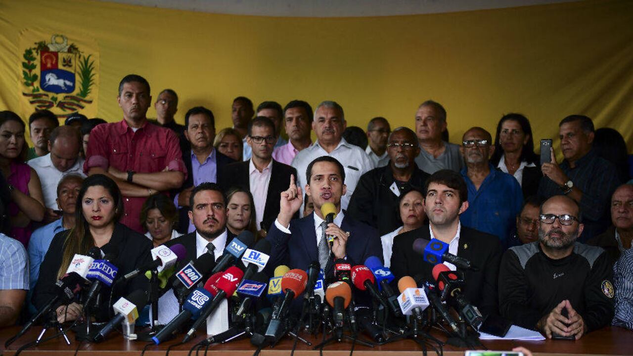 Reducidos grupos de manifestantes leyeron una proclama escrita por Juan Guaidó, presidente en interinidad de Venezuela. AFP - Ronaldo Schemidt)