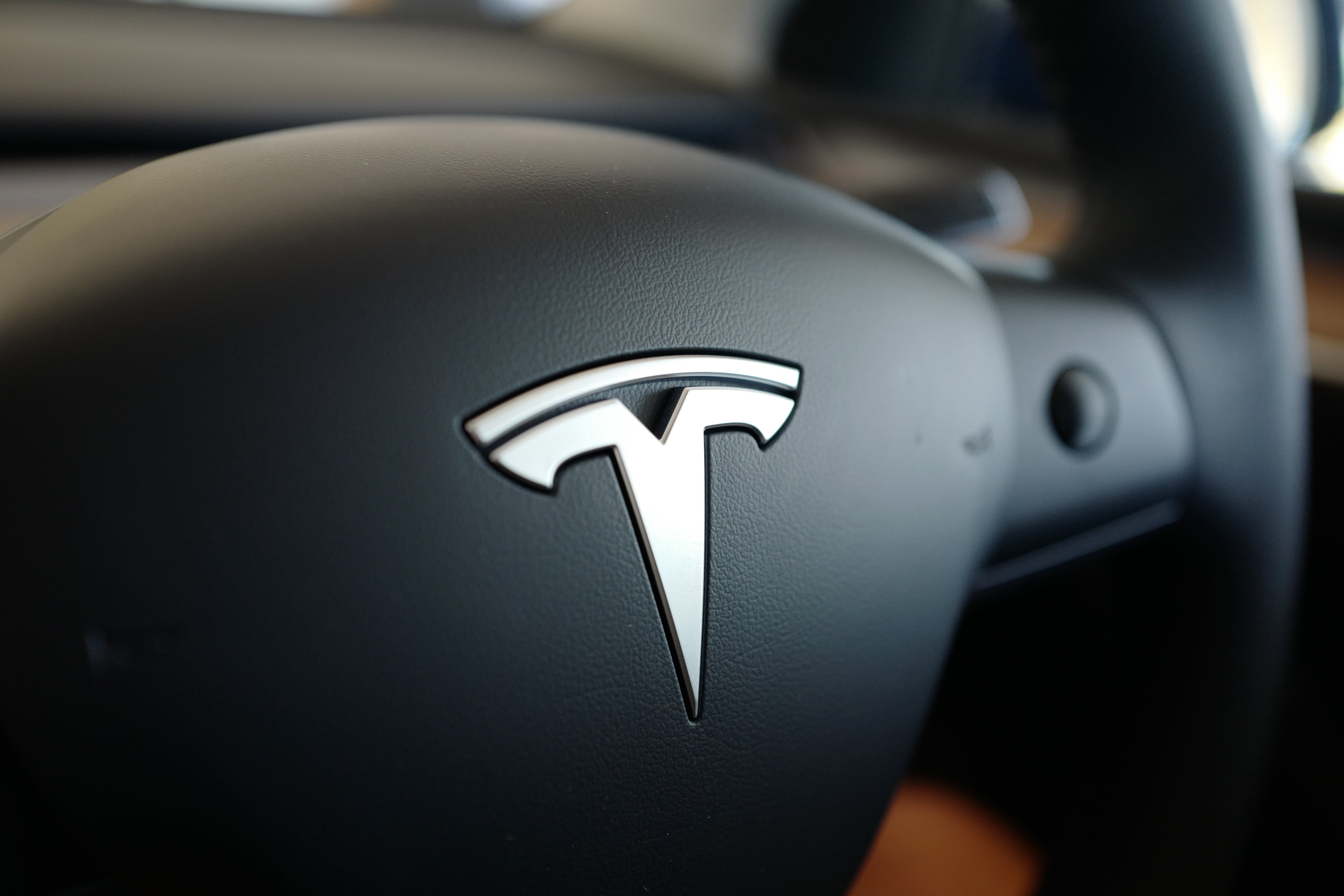 La marca Tesla ha sido sumamente fundamental para el auge de vehículos eléctricos e híbridos en Colombia