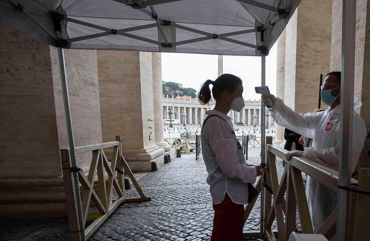 Le controlan la temperatura a un visitante en la plaza de San Pedro en el Vaticano el día de la reapertura de la Basílica, el lunes 18 de mayo de 2020. Italia está levantando lentamente las restricciones sanitarias después de un bloqueo de dos meses por el coronavirus. (Foto AP / Alessandra Tarantino)