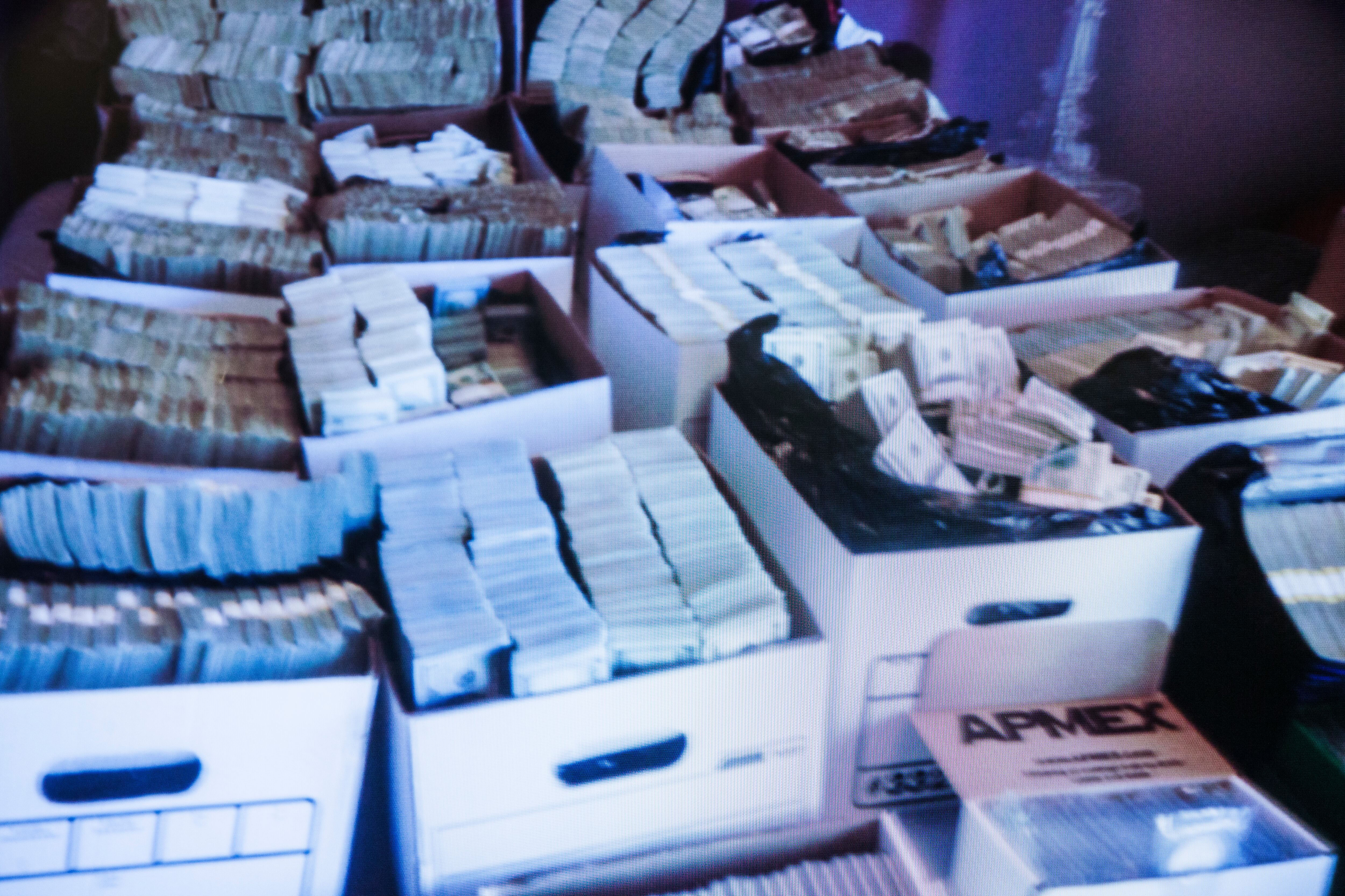 Robert E. Dugdale, Fiscal Federal Auxiliar, Jefe de la División Penal, con una captura de pantalla del plan de lavado de dinero "Peso Negro". Cada caja contenía 1 millón de dólares en efectivo. Durante las redadas encontraron más de 34 millones de dólares en efectivo.