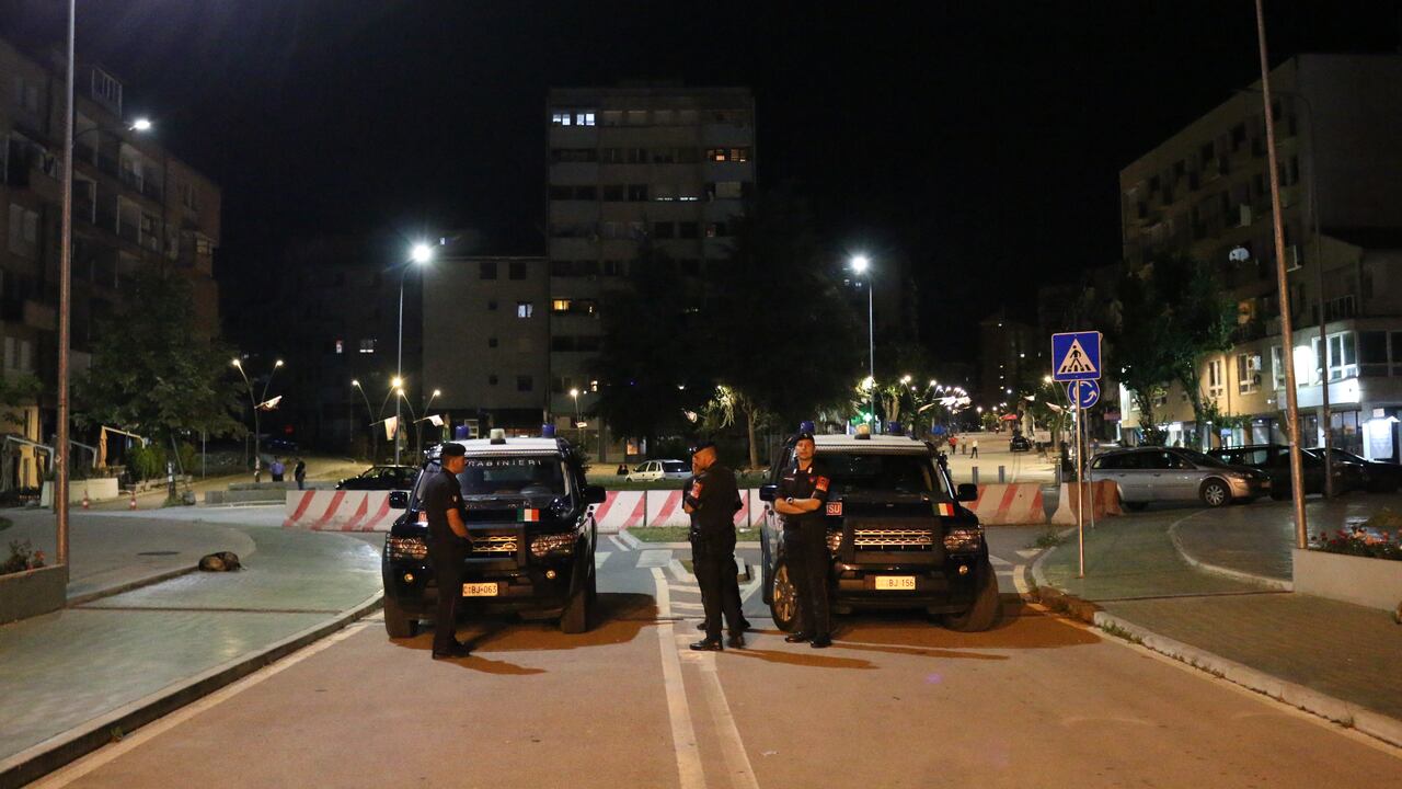 La policía de Kosovo se encuentra asegurando los pasos fronterizos.