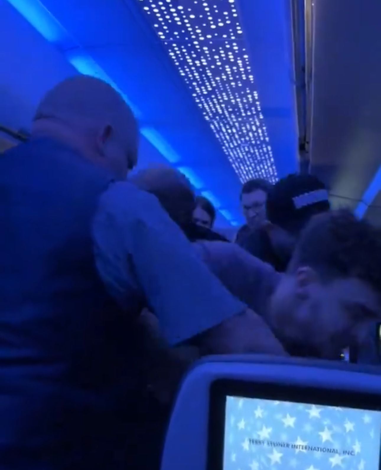 Los 4 hombres detuvieron al hombre problemático en pleno vuelo