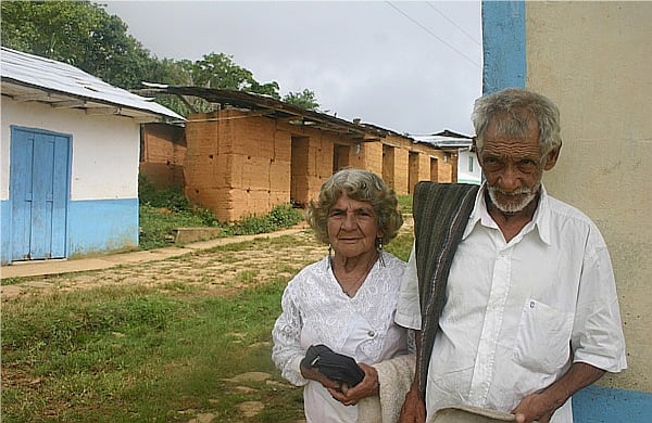 Estos son los más viejos de El Aro. Pedro tiene 92 años y Margarita, 86. No recuerdan cuándo se casaron pero, tienen viva en la memoria los días de la masacre.