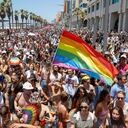 Un grupo de personan participan en el desfile anual del orgullo en Tel Aviv, Israel, el viernes 25 de junio de 2021, miles de personas participaron en el desfile que es una de las reuniones públicas más grandes celebradas en Israel desde el comienzo de la pandemia. Foto: AP / Ariel Schalit.