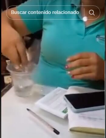 La cajera rompió el billete y sumergió ambas mitades en el agua.