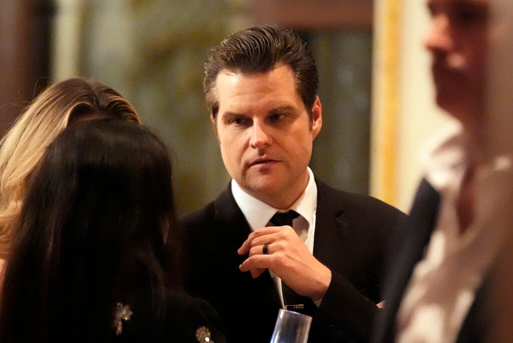 Matt Gaetz habla antes de que el presidente electo Donald Trump tome la palabra durante una gala del America First Policy Institute en su residencia de Mar-a-Lago, el jueves 14 de noviembre de 2024, en Palm Beach, Florida (Foto AP/Alex Brandon)