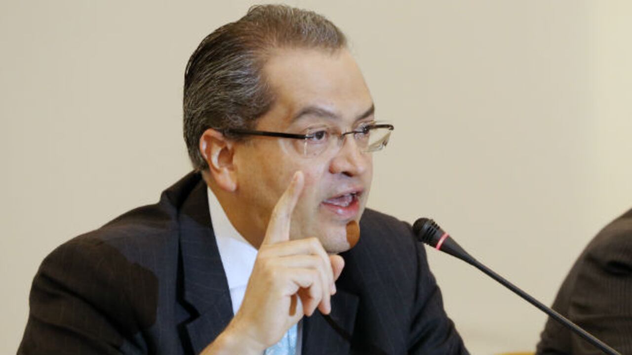 El ministro del interior, Fernando Carrillo, en el foro de SEMANA acerca del Marco Jurídico para la Paz.