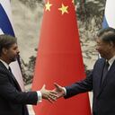 Luis Lacalle Pou y Xi Jinping (Photo by FLORENCE LO / POOL / AFP)