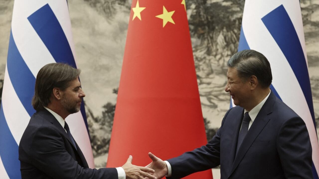 Luis Lacalle Pou y Xi Jinping (Photo by FLORENCE LO / POOL / AFP)