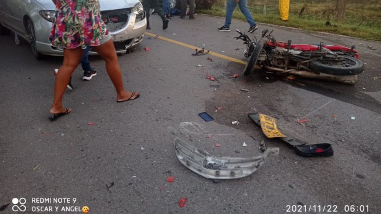 Al parecer, el conductor de la camioneta habría perdido el control del vehículo e invadió el carril por donde se desplazaba la motocicleta.