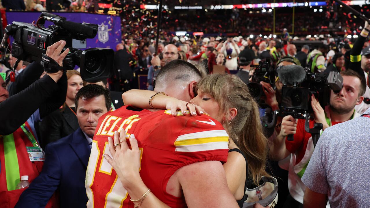 Travis Kelce de los Kansas City Chiefs abraza a Taylor Swift después de derrotar a los San Francisco durante el Super Bowl LVIII en el Allegiant Stadium.