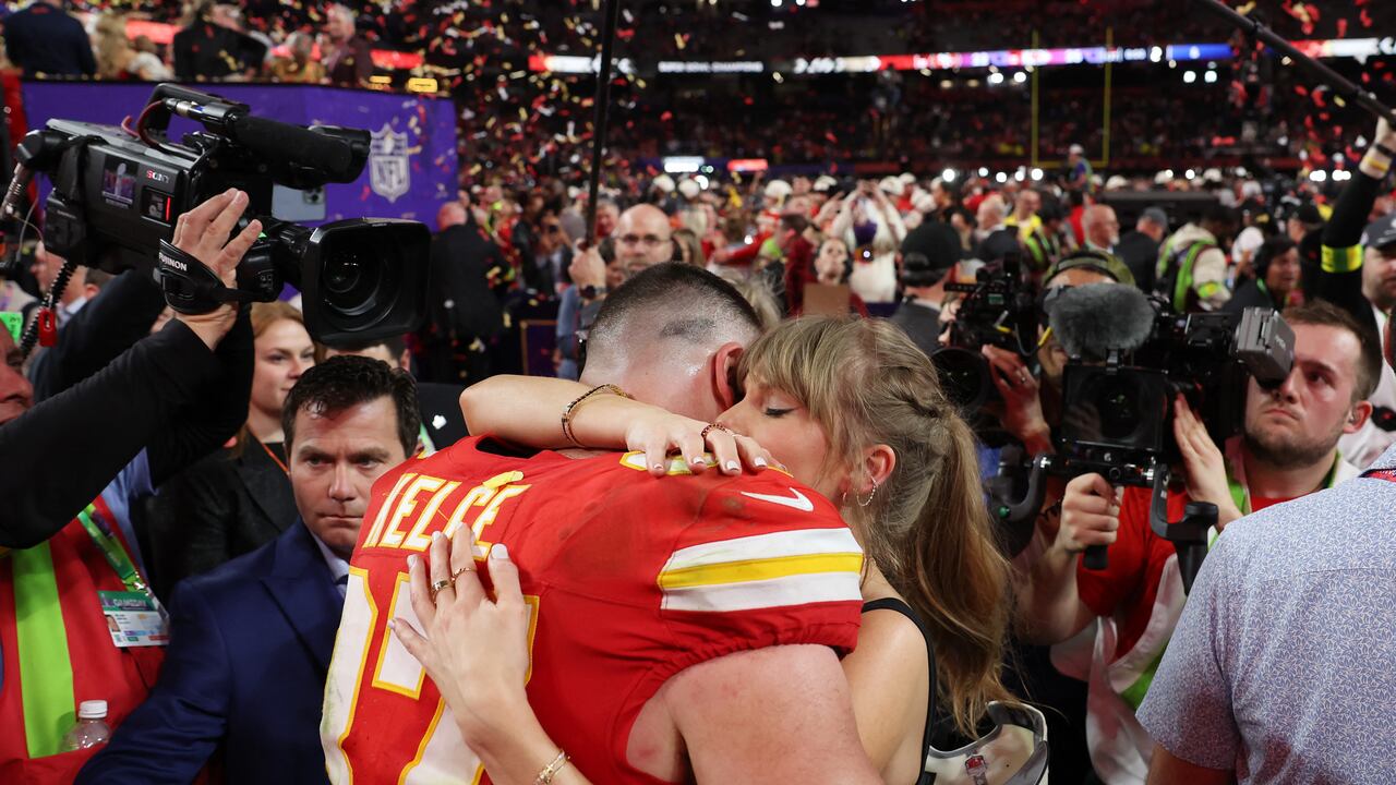 Travis Kelce de los Kansas City Chiefs abraza a Taylor Swift después de derrotar a los San Francisco durante el Super Bowl LVIII en el Allegiant Stadium.