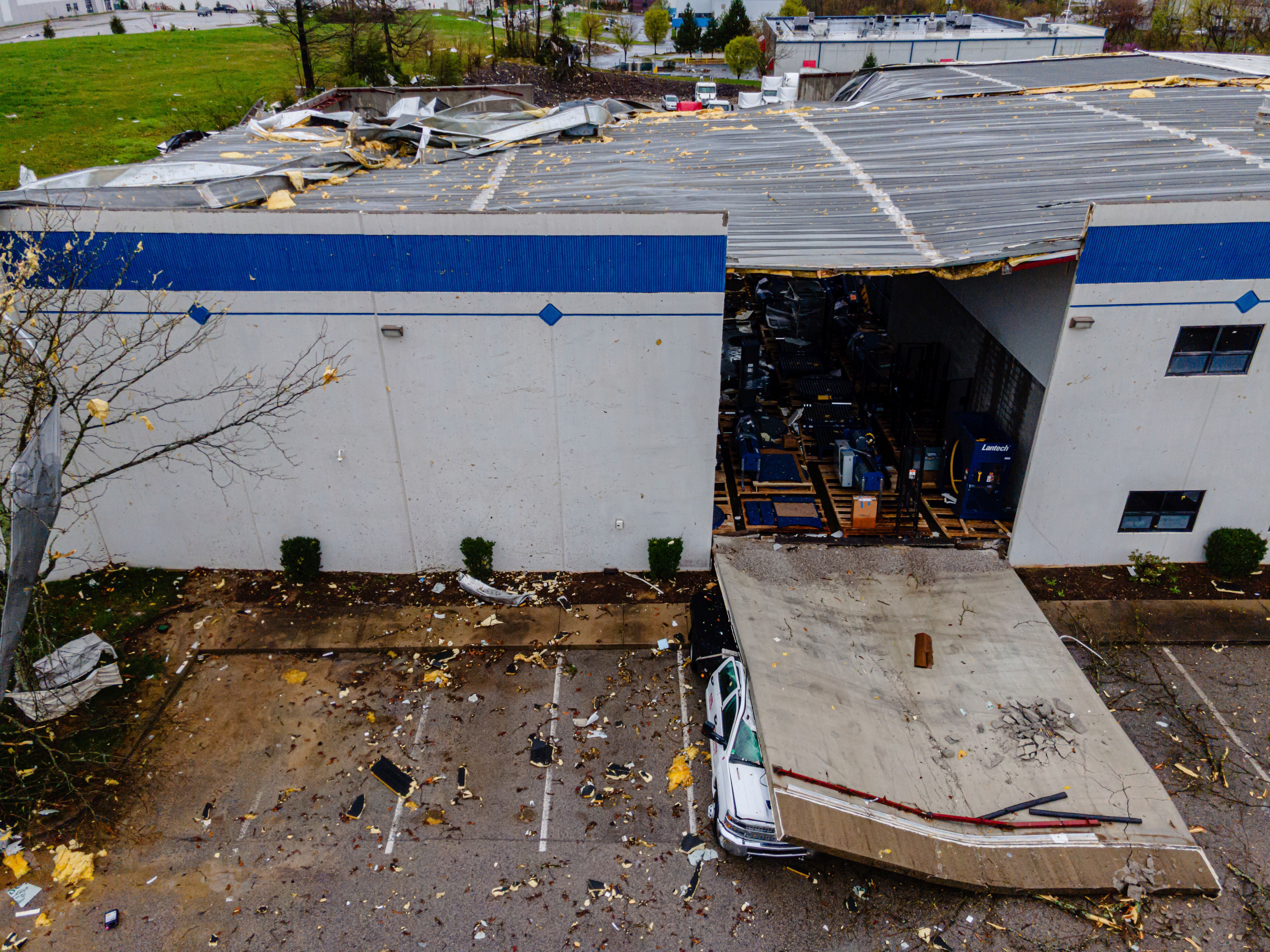 Esta fotografía del jueves 3 de abril de 2025 muestra una vista aérea de un almacén parcialmente colapsado tras unas tormentas violentas y tornados que arrasaron la zona en Jeffersontown, Kentucky. (AP Foto/Jon Cherry)