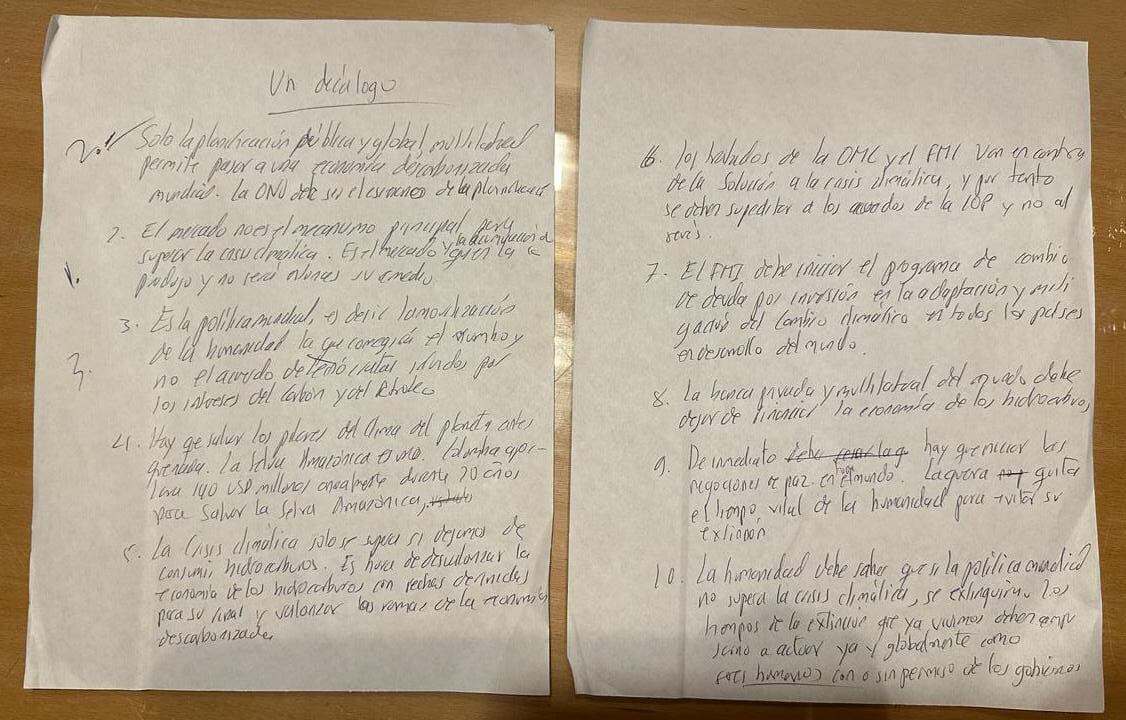Decálogo escrito a mano por Gustavo Petro.