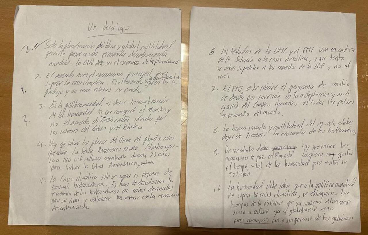 Decálogo escrito a mano por Gustavo Petro.