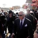Roger Stone, centro, es rodeado por reporteros al salir de la corte federal en Washington, viernes 15 de noviembre de 2019. Stone, amigo y aliado de vieja data del presidente Donald Trump, fue declarado culpable el viernes de manipulación de testigos y mentirle al Congreso sobre su búsqueda de emails hackeados por Rusia para perjudicar la campaña presidencial de Hillary Clinton en 2016.