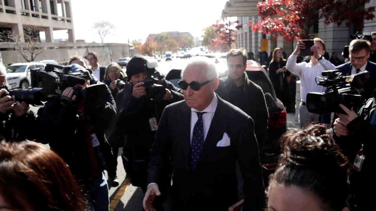 Roger Stone, centro, es rodeado por reporteros al salir de la corte federal en Washington, viernes 15 de noviembre de 2019. Stone, amigo y aliado de vieja data del presidente Donald Trump, fue declarado culpable el viernes de manipulación de testigos y mentirle al Congreso sobre su búsqueda de emails hackeados por Rusia para perjudicar la campaña presidencial de Hillary Clinton en 2016.
