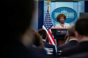 La Secretaria de Prensa de la Casa Blanca, Karine Jean-Pierre, habla durante la rueda de prensa diaria en la Casa Blanca el 21 de abril de 2023 en Washington, DC.
