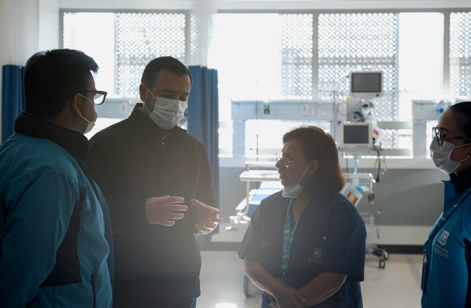 Carlos Fernando Galán durante su visita al Hospital de Kennedy.