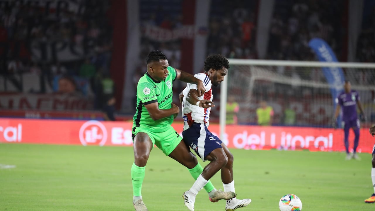 Alfredo Morelos de Nacional pelea un balón con Didier Moreno del Junior.