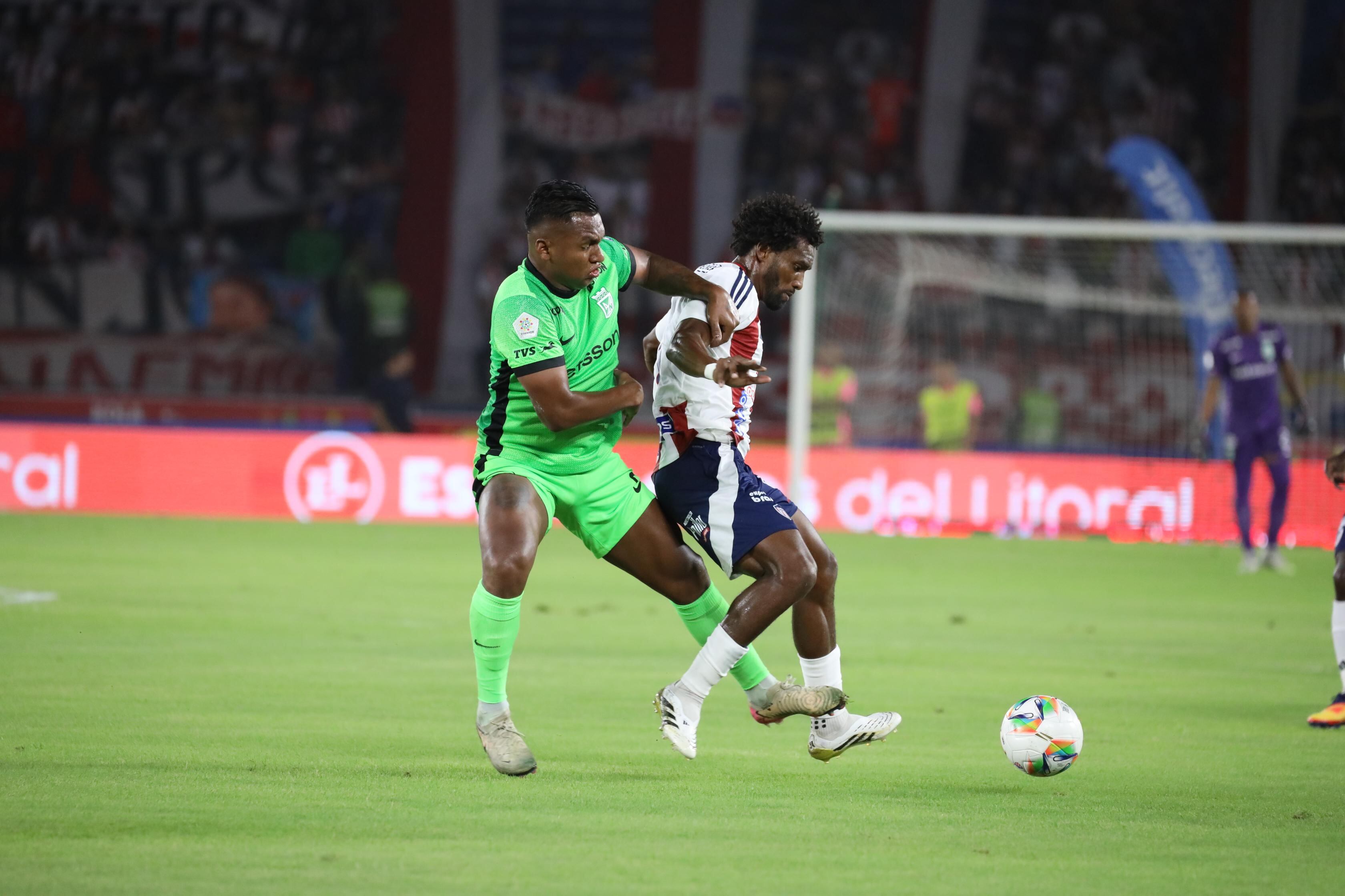 Alfredo Morelos de Nacional pelea un balón con Didier Moreno del Junior.