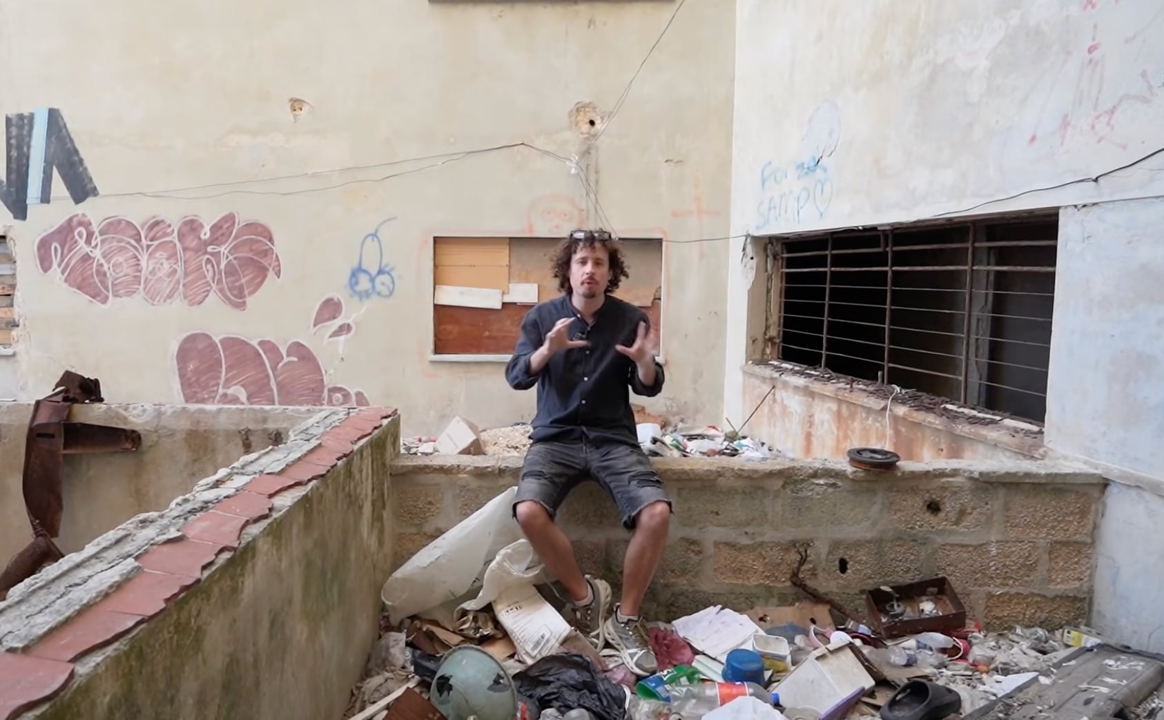 Luisito Comunica entra a un edificio ocupado por personas que no tienen dinero para pagar un arriendo