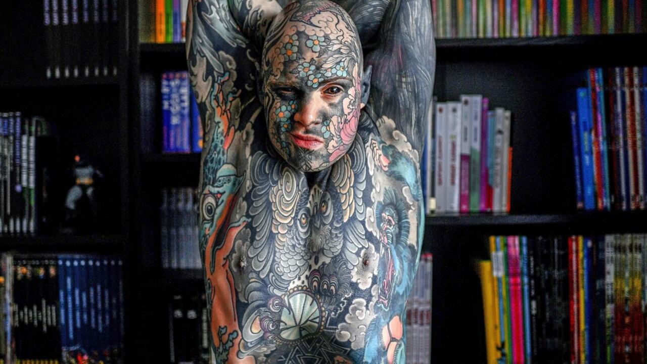 Una gran controversia generó la decisión de prohibir a un profesor en Francia a seguir dictando clases a estudiantes menores de seis años, debido a que su cuerpo está lleno de tatuajes.