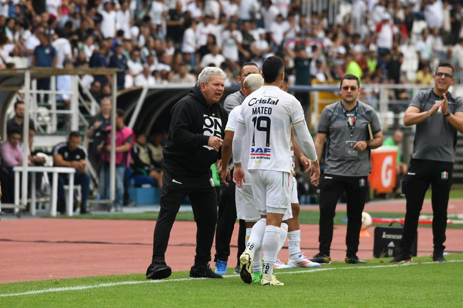Hernán Darío Herrera (izq.) da indicaciones en el partido entre Once Caldas y Atlético Nacional.