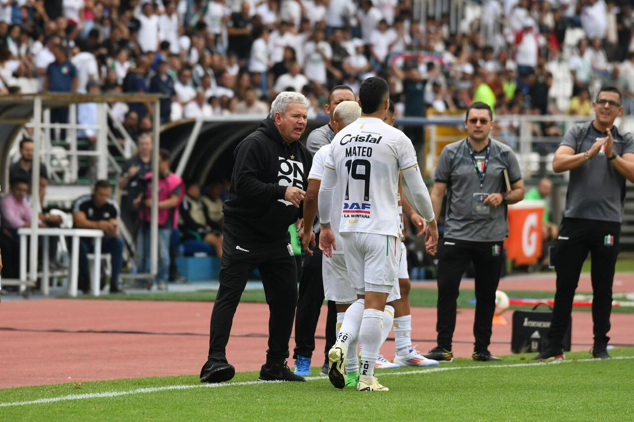 Hernán Darío Herrera (izq.) da indicaciones en el partido entre Once Caldas y Atlético Nacional.