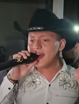 En su presentación cantó canciones de su padre, Giovanny Ayala.