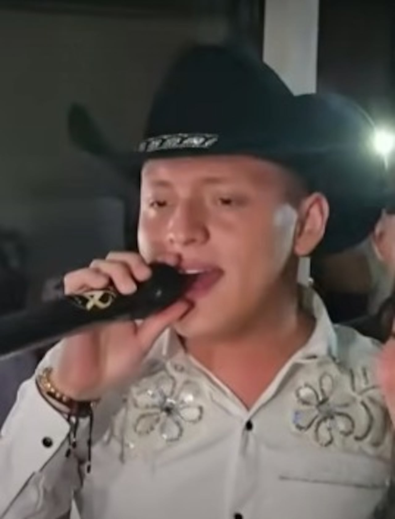 En su presentación cantó canciones de su padre, Giovanny Ayala.