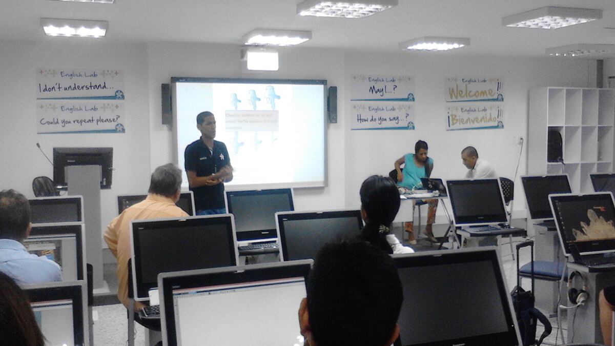 El uso de la tecnología en las aulas de clase facilita el aprendizaje y la adaptación a la vida laboral.