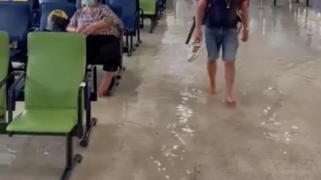 A través de las redes sociales, usuarios del terminal aéreo publicaron videos sobre la situación que tuvieron que padecer por la inundación de las salas y otros sectores del lugar,
