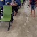 A través de las redes sociales, usuarios del terminal aéreo publicaron videos sobre la situación que tuvieron que padecer por la inundación de las salas y otros sectores del lugar,