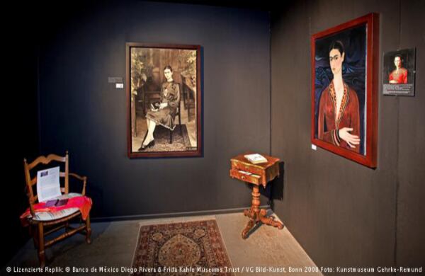 El primero de muchos autorretratos. La mayoría de las pinturas de Frida Kahlo están en manos de coleccionistas privados. El Museo de Arte Gehrke-Remund, en Alemania, posee 123 réplicas licenciadas de las obras de la artista mexicana. En este recinto, los visitantes tienen la oportunidad única de ver todos sus autorretratos juntos, como este, de 1926: “Autorretrato con un vestido de terciopelo”.