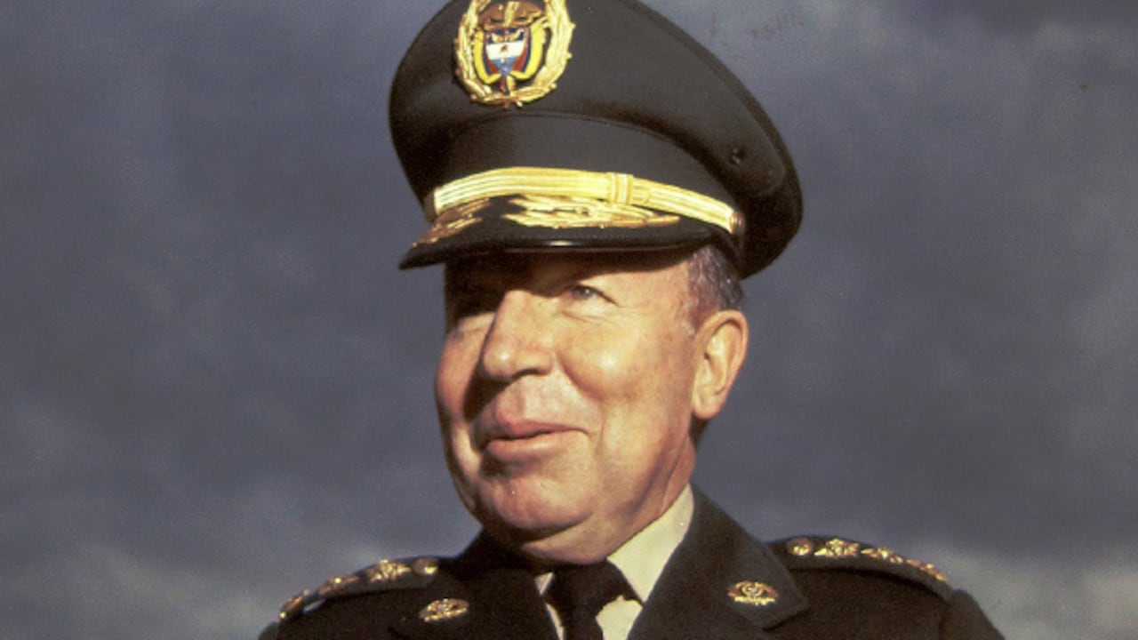 Una imagen de Valencia Tovar ya como general. , hacia la mitad de su carrera, durante un descanso.