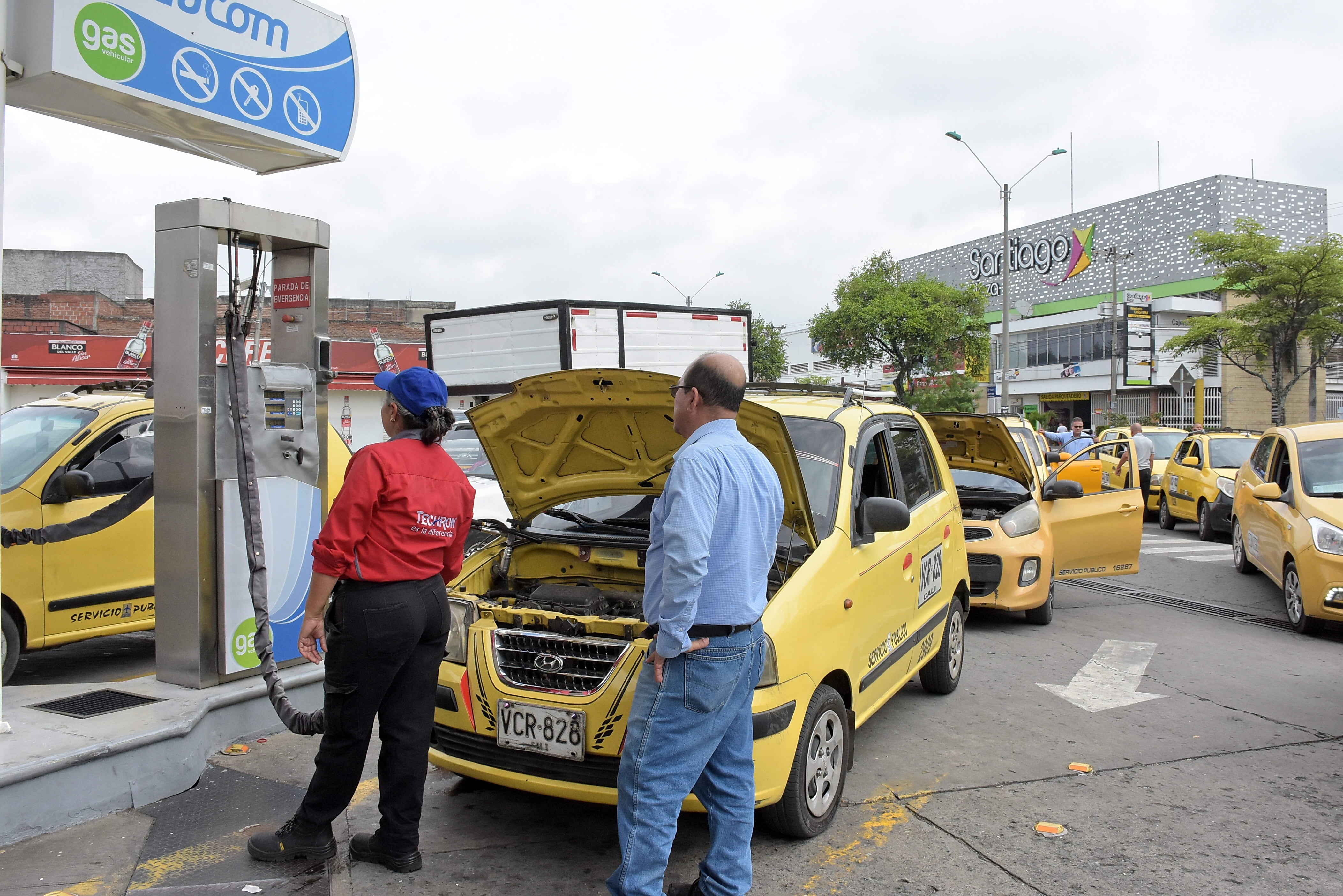 Tras el anuncio de la Empresa Gases de Occidente de la Suspensión del Servicio de Gas Domiciliario, Comercial y Vehicular, Largas filas se pueden observar en la Estación de servicio ubicada en la Cra 15 con Calle 52