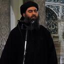 Una captura de imagen tomada de un video publicado el 5 de julio de 2014 por Al-Furqan Media muestra al presunto líder del Estado Islámico de Irak y el Levante (ISIL) Abu Bakr al-Baghdadi predicando durante la oración