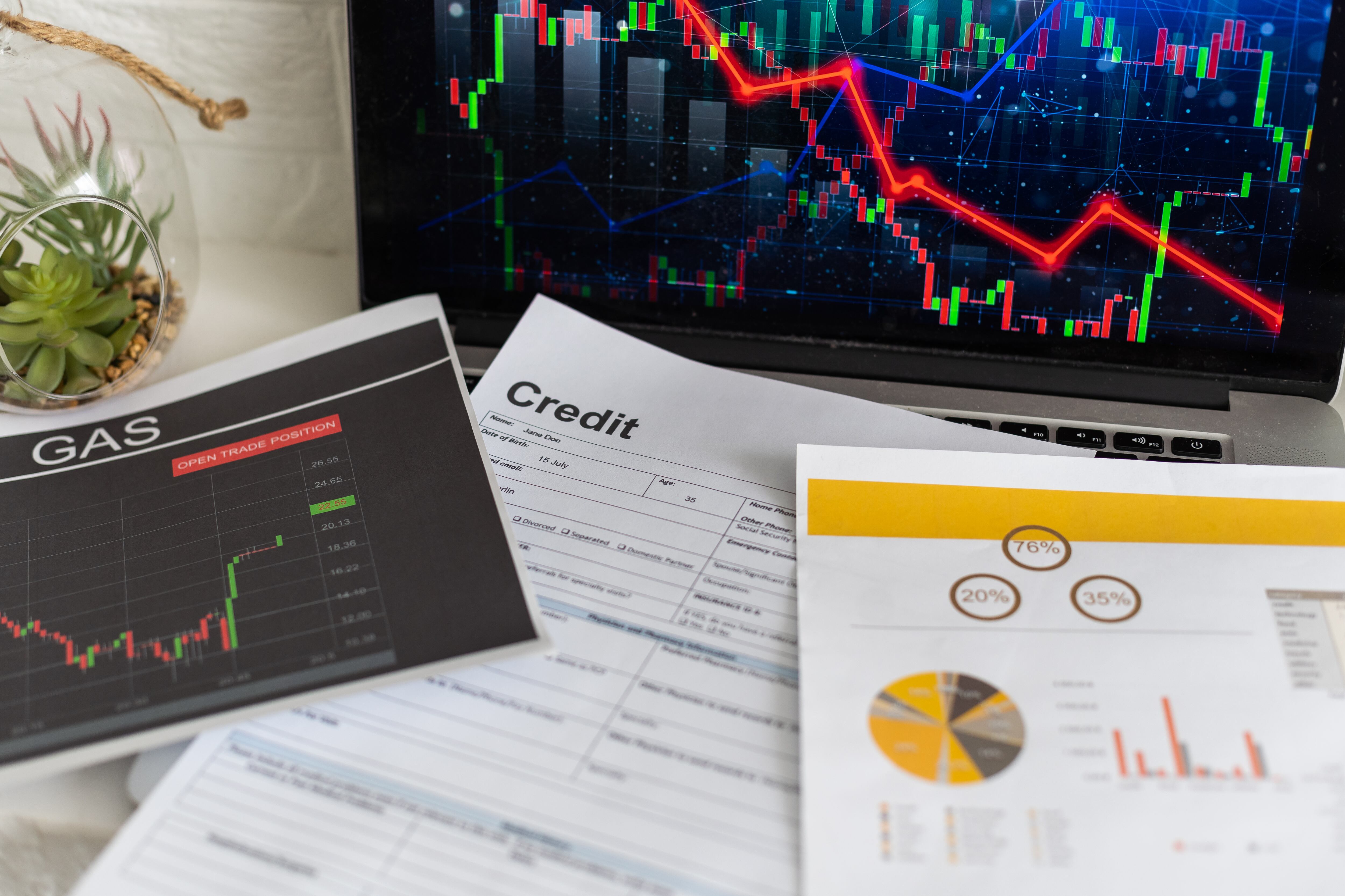 Para iniciar una vida crediticia se debe contar con ingresos estables que sean verificables, para conocer la capacidad de pago.