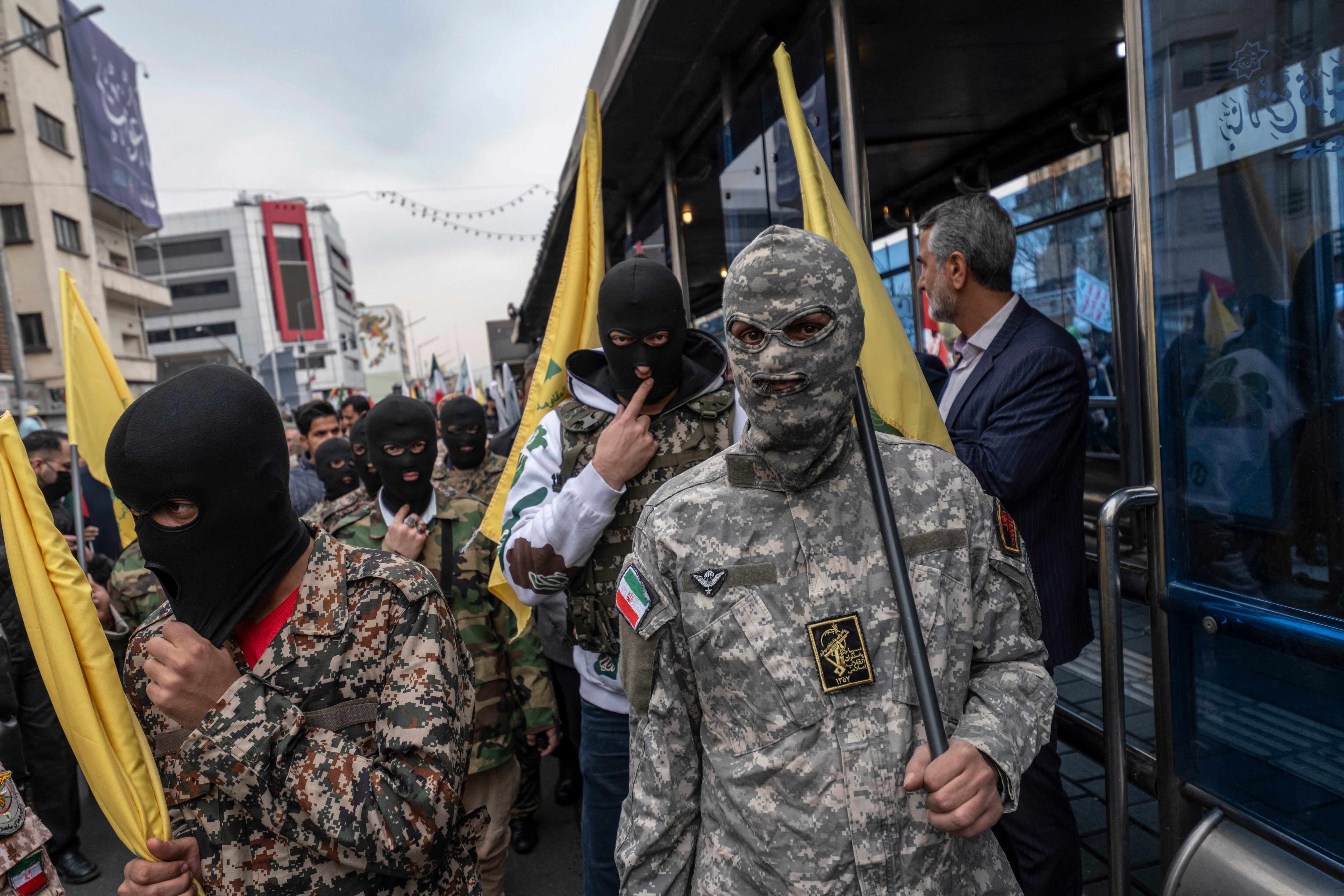 Personal militar del Cuerpo de la Guardia Revolucionaria Islámica (CGRI) participa en una manifestación en conmemoración del Día Internacional de Al-Quds, también conocido como el Día de Jerusalén, en Teherán, Irán, el 28 de marzo de 2025.